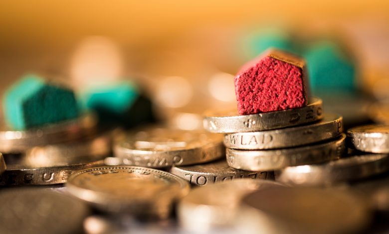 Bozuk para yiginlarinin ustunde evler