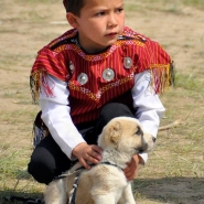Geleneksel Giysileri ile Turkmen Cocuk ve Alabay Geleneksel Giysileri ile Turkmen Cocuk ve Alabay