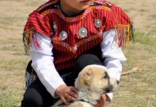Geleneksel Giysileri ile Türkmen Çocuk ve Alabay