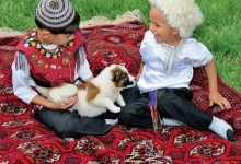 Türkmen Çocuklar ve Alabay Köpeği
