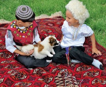 Turkmen Cocuklar ve Alabay Kopegi