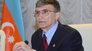 Aziz Sancar ve Azerbaycan Bayragi Aziz Sancar ve Azerbaycan Bayragi