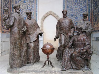 Ulug Bey Heykeli ve ogrencileri Registan meydani Semerkant Ozbekistan