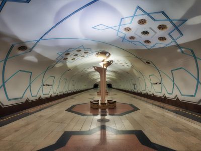 Bodomzor metro istasyonunda futuristik mantar tarzi lambalar ve tavanda buyuk geometrik yildizlar