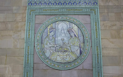 Ali Sir Nevai istasyonunda Ali Sir Nevainin ‘Ferhat ve Sirin eserinden sahnelerin aldigi pano.