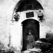 Ikinci Ordu Komutani Mustafa Kemal Diyarbakirda karargah binasi kapisinda. 22 Mart 1917