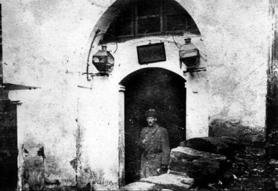 Ikinci Ordu Komutani Mustafa Kemal Diyarbakirda karargah binasi kapisinda. 22 Mart 1917 Ikinci Ordu Komutani Mustafa Kemal Diyarbakirda karargah binasi kapisinda. 22 Mart 1917