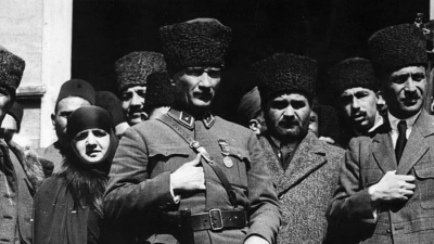Mustafa Kemal Ataturk Kalpakli Fotografi ve Esi Mustafa Kemal Ataturk Kalpakli Fotografi ve Esi