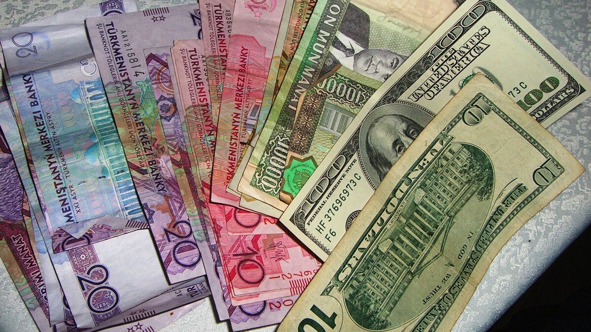 Turkmenistan Manati ve Amerikan Dolari Para