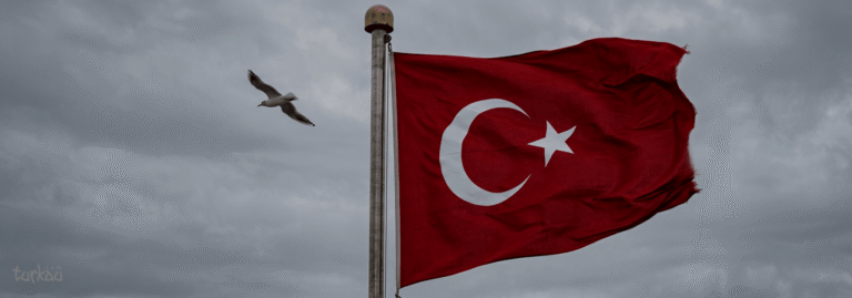 Bulutlu Hava Türk Bayrağı Kapak Fotoğrafı